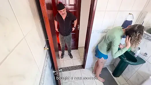 Bir akrabası banyoda üvey yeğenine sürtünerek boşalıyor.