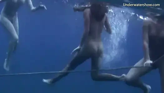 3 seksi kız denizde yüzüyor ve eğleniyor