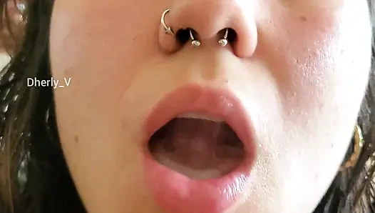 Yakın Çekim Dilimle Oynuyor Ve Yarağının Üzerinde Islak ağzım