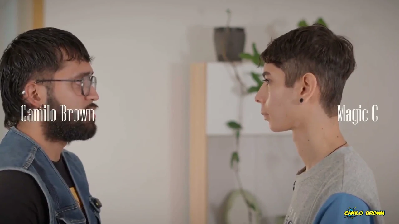 Porno gay de rol con fontanero follado a pelo en el baño