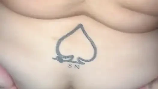 Beyaz iri güzel kadının göt deliğini parçalıyor ve sonra göt deliğinin her yerine boşalıyor