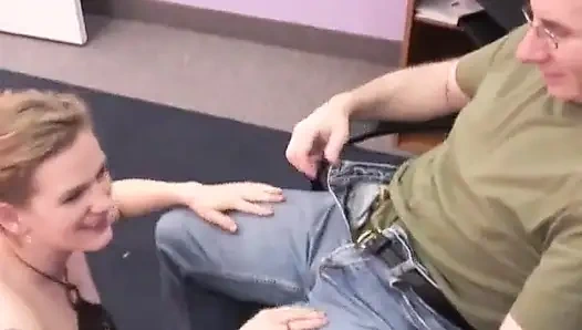 Büyük memeli sarışın kıllı adamın yarağını derinden emiyor