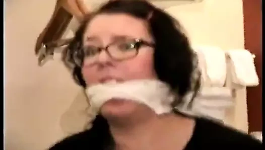 25 yaşındaki kadın sandalye bağlı