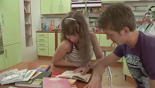 Sürtük genç kız vol için ilk kez sert harika anal sikiş