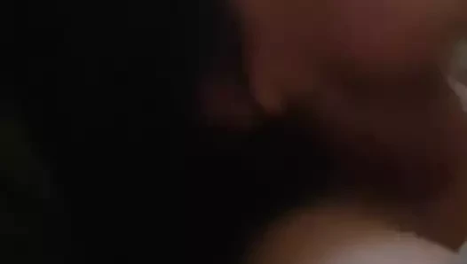 Seksi İngiliz kız arkadaşı erkek arkadaşının sikini emiyor