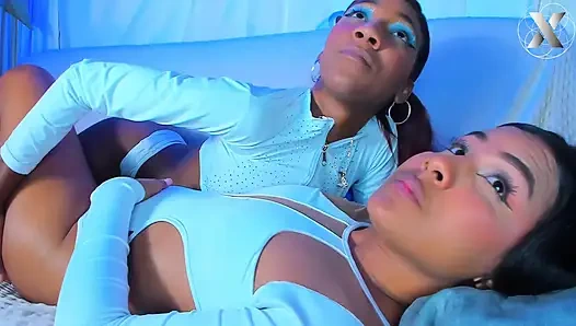 İlk lezbiyen karşılaşması: kız arkadaşım bana hızlı dille doğru vajina yemeyi öğretiyor