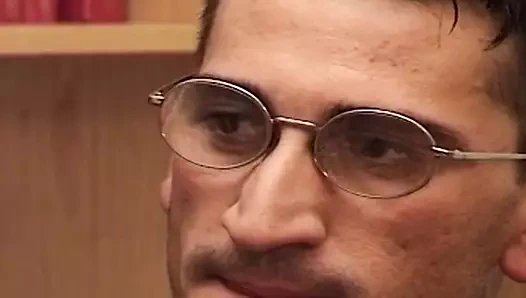 Kız seks oyuncağı tarafından ziyaret edildiğinde direnemiyor