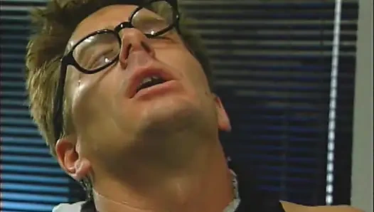 Üçlü seks - iki sarışın kız kardeş ofiste büyük bir yarağı paylaşıyor