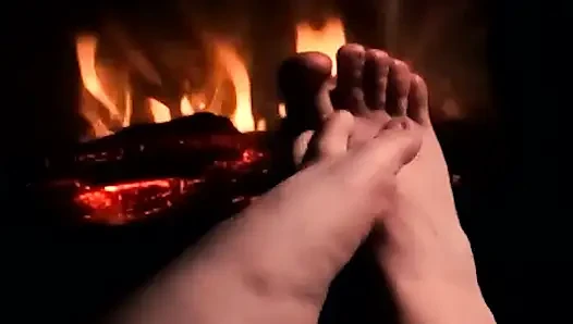 Sana güzel bir ateşli ayakla mastürbasyon yapmak için ayaklarımı ısıtıyor