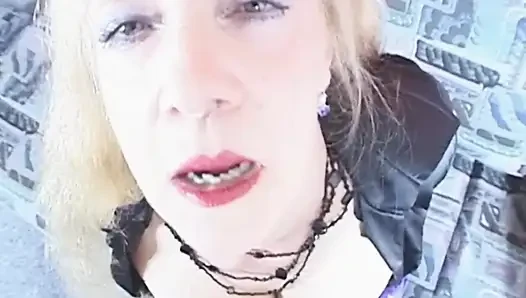 Lateksli Fransız orta yaşlı seksi kadın yüzünden sikiliyor