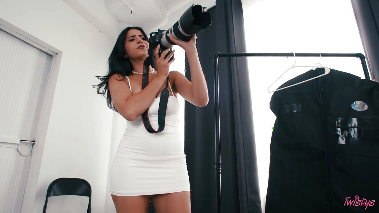 Twistys - yaramaz Roxie Sinner gardıropta yoğun amcığını parmaklamak için Ellie ile yakınlaşıyor