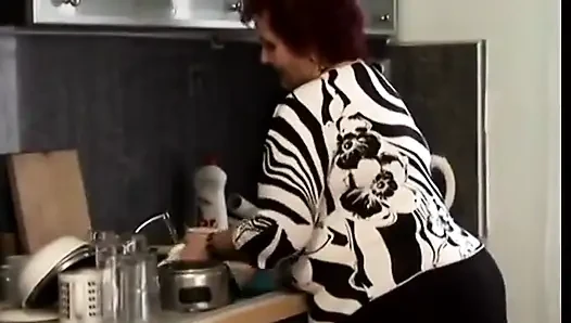Bu olgun seksi sulu bebek biraz zevk verme yeteneğine sahip