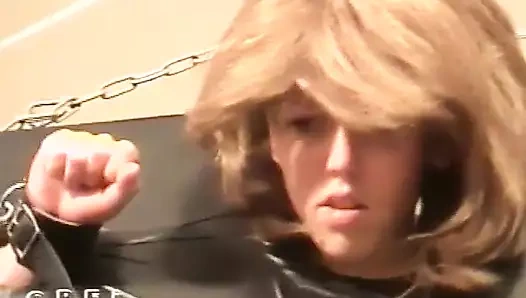 Domine edilen piliç sert cezalandırılmayı seviyor