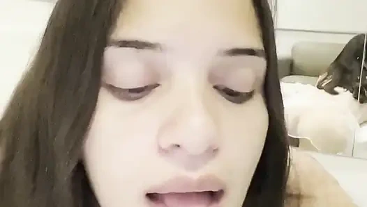 Brezilyalı Alice Lima motelde emiyor ve dildoya biniyor