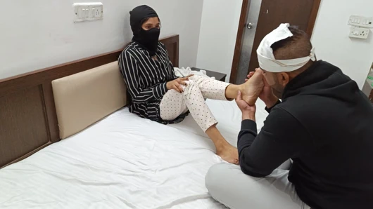 Hintli köle tanrıça devinin kirli ayaklarını öpüyor