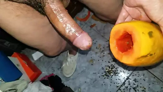 COGIENDOME UNA RICA PAPAYA