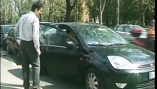 Genç sarışın sürtük parkta güzel bir sakso çekiyor