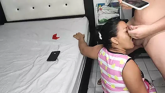 Küçük üvey yeğenim kocam yokken beni emdiriyor