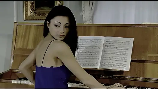 Öğrenci piyano çalarken, müzik öğretmeni arkadaşını kanepede sikiyor