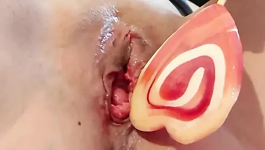 Candy ve amcık orta yaşlı seksi kadın oynuyor