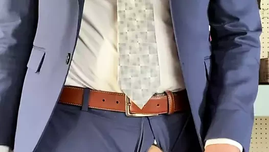 Baba elbiselerini alıyor ve canavar horoz ile ödeme yapıyor