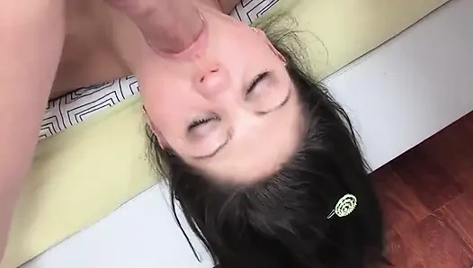Doyumsuz orta yaşlı seksi kadınlar zonklayan yaraklarda gırtlağına kadar alıyor