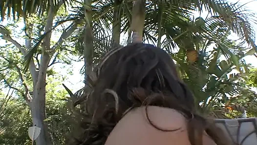 Yaramaz orta yaşlı seksi kadın götüne derin bir canavar yarak seviyor
