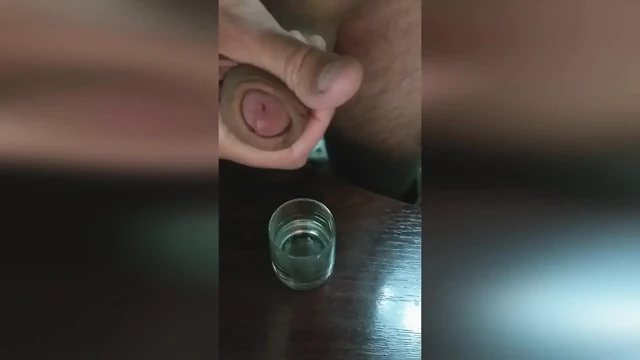 Her açıdan bir bardağın içine boşalıyorum