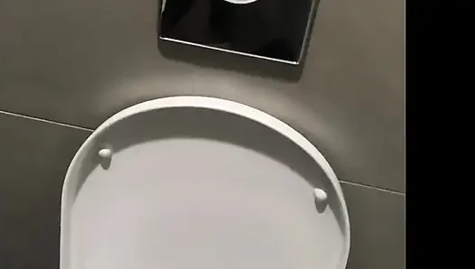 Sürtük genç kız kfc tuvaletine işiyor