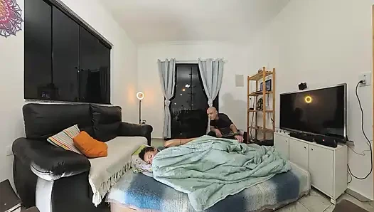 Komşumun kıyafetlerimi yırttığını ve vücudumu kullandığını hayal ettim.