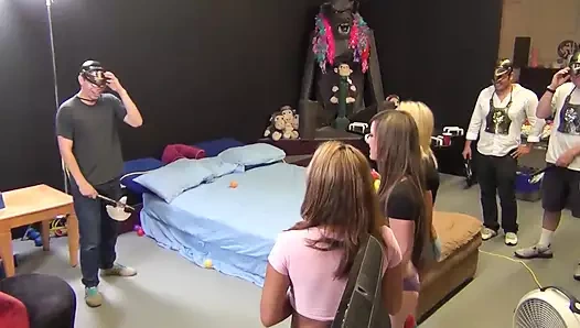 Ava Devine bir hayranının götünü sikmesine izin veriyor!