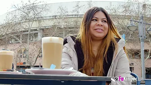 Utangaçlıktan kendini toplum içinde göstermeye: bu tombul bebek yiyi şeker!