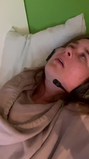 Трахаю себя дилдо в моей тугой киске