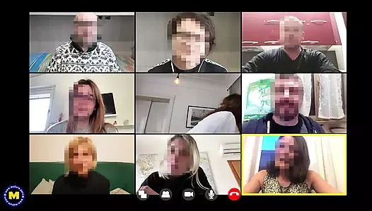 Olgun öğretmen çevrimiçi konferans görüşmesi sırasında büyük horoz emmek