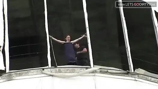 Küçük memeli seksi kız çıplakken bağlanıyor