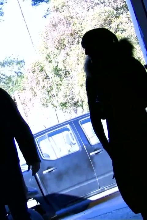 Çok seksi dövmeli esmer ahlaksız bir yerde domalarak sikiliyor
