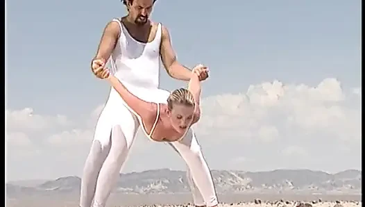 Beyazlı mükemmel sarışın bayan sıkı göt deliğine yarak alıyor
