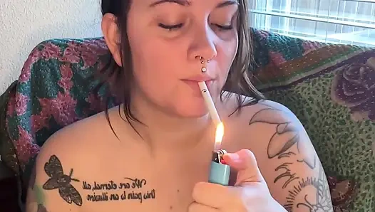 Kilolu sigara içen kadın mastürbasyon yapıyor