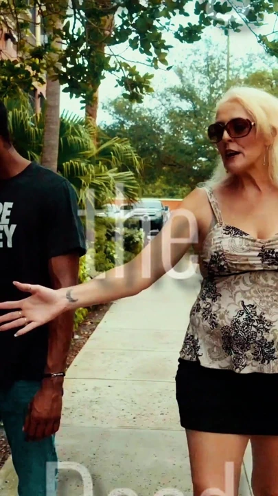 Sürtük orta yaşlı seksi emlakçı büyük zenci yarağı müşterisinden para için sikişiyor