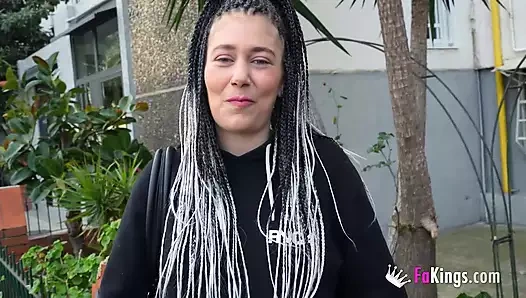 Chloe Komik'in oyuncu kadrosunda her şey olabilir: Başlamadan önce onun horoz alması bile!