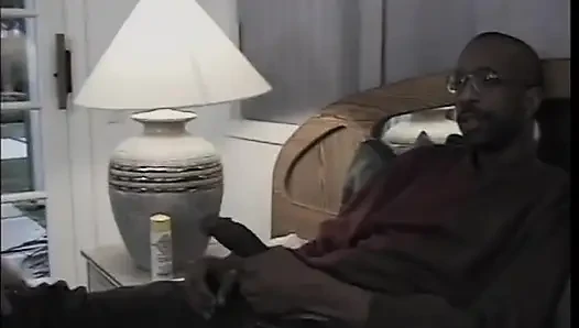 Seksi esmer sürtük sakso çekiyor ve yatakta sert siyah bir yarak alıyor