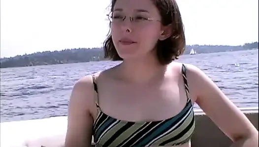 Klasik 90'ların tekne sürtükleri açık havada ateşli üçlü seks yapıyor