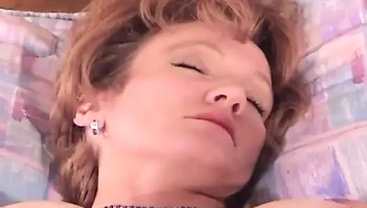 Büyük memeli orta yaşlı seksi kadın kamera önünde mastürbasyon yapıyor