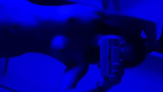 Arap biraz dans etmek ve azgın olmak için başörtüsünü çıkarıyor