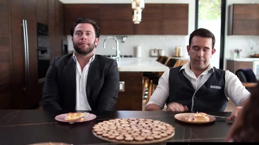 Günümüzün günahları - doğal göğüslü erkek delisi büyük kıçını akşam yemeğinde çifte delinmiş ve baskın hale getiriyor