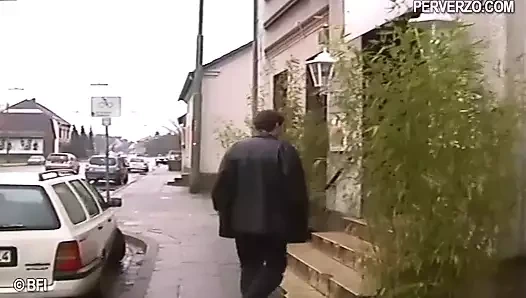 Hakimiyet erkek tombul sürtüğü aşırı bdsm videosunda kırbaçlıyor