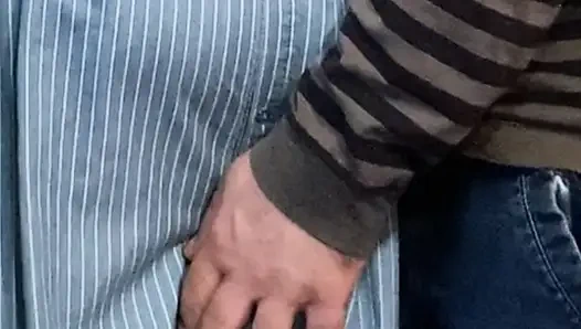 Rastgele yabancının elbisenin altında yapışkan parmakları