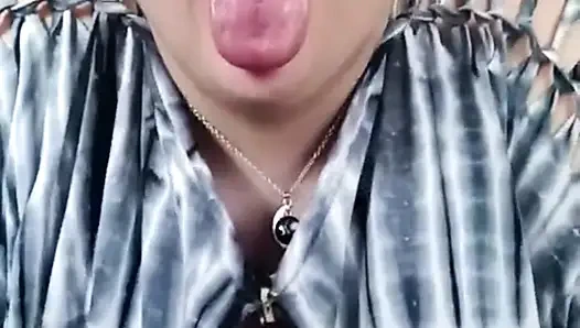 Tek başına oynuyor