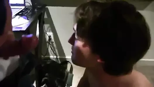 Twink ağzına ateş ettiğim boşalmayı sevmiyor