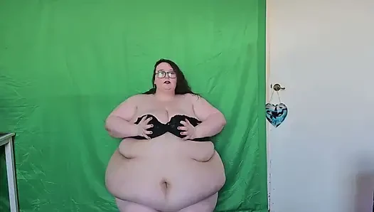 Seksi tanrıça iri güzel kadın soyunuyor ve sallıyor